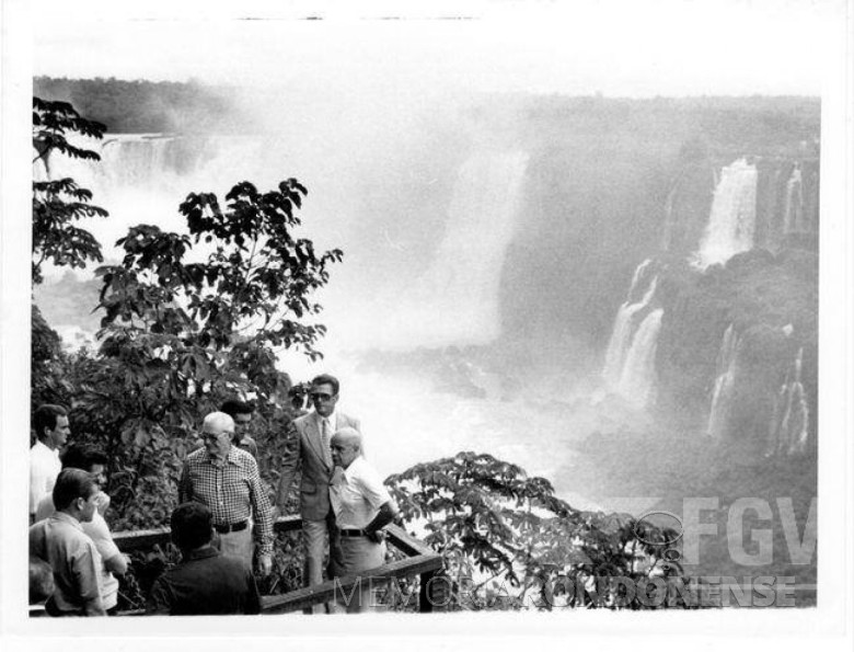 Ernesto Geisel em visita às Cataratas em companhia do General Hugo Abreu (calvo), chefe da Casa Civil da Presidência da República.
Imagem: Acervo Walter Dysarsz - Foz do Iguaçu. 