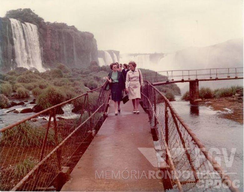 Outro instantâneo da visita da senhora Lucy Geisel às Cataratas do Iguaçu. 
Imagem: Acervo Walter Dysarsz. 