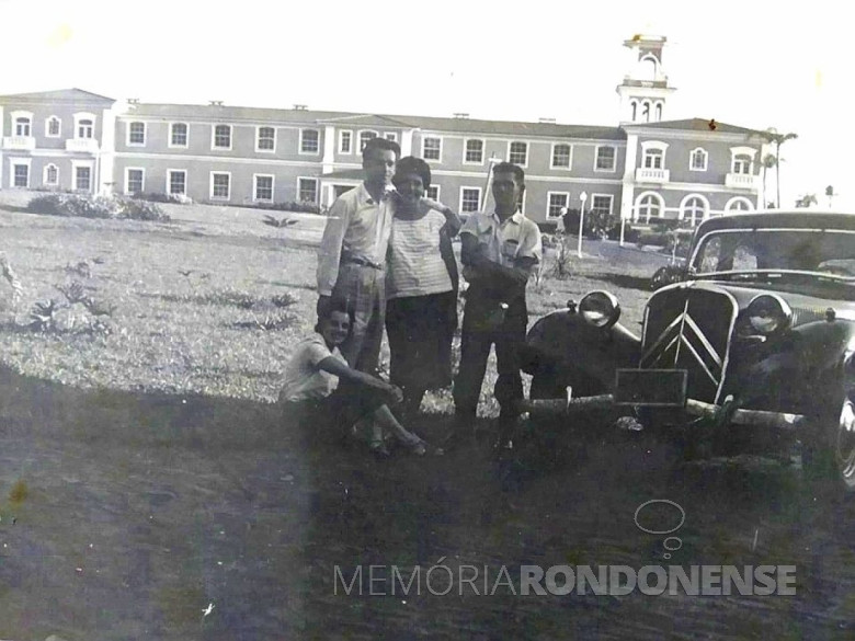 || Erasmo Spoganicz e seu famoso Citroen traction avant. 
Imagem: Acervo e legenda de Walter Dysarsz -  Foz do Iguaçu / Facebook.