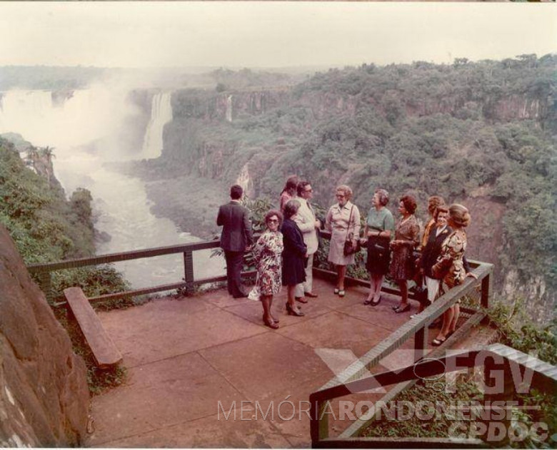 Visita da senhora Lucy Geisel (esposa do presidente Ernesto Geisel) e filha Amália Lucy às Cataratas