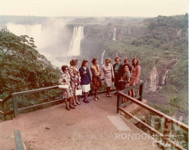 Visita da senhora Lucy Geisel (de blusa verde) e sua Amália Lucy (de vestido rosa e cabelo longo) às Cataratas.
Imagem: Acervo Walter Dysarsz.