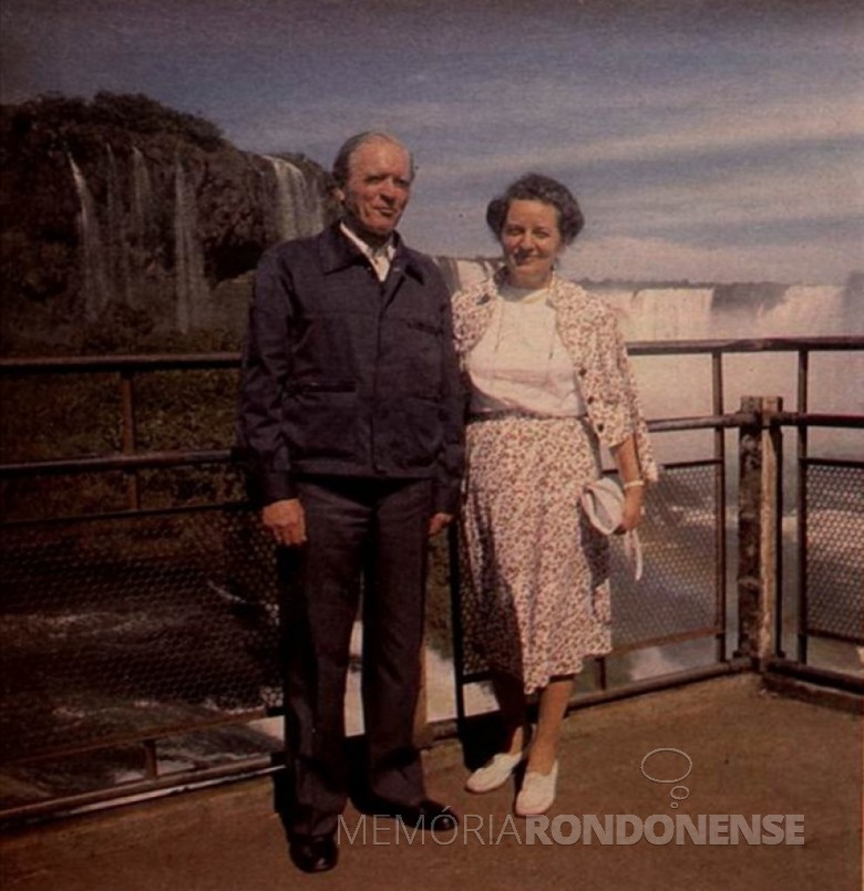 Visita do ex-presidente da Alemanha, Karl Carstens, e esposa às Cataratas do Iguaçu em 1982. Imagem: Acervo Walter Dysarsz - Foz do Iguaçu.