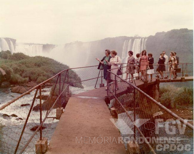 Senhora Lucy Geisel na passarela em visitas às Cataratas.
Imagem: Acervo Walter Dysarsz.