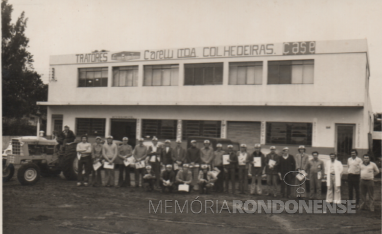 Conclusão de curso de operador de trator na existinta filial da Carelli, em Marechal Cândido Rondon.
A sede da empresa era na cidade de Cascavel (PR).