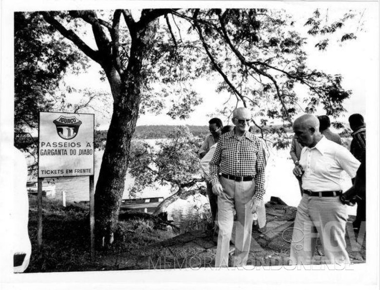Mais um instantâneo da visita do Presidente da República Ernesto Geisel às Cataratas.
Imagem: Acervo Walter Dysarsz.