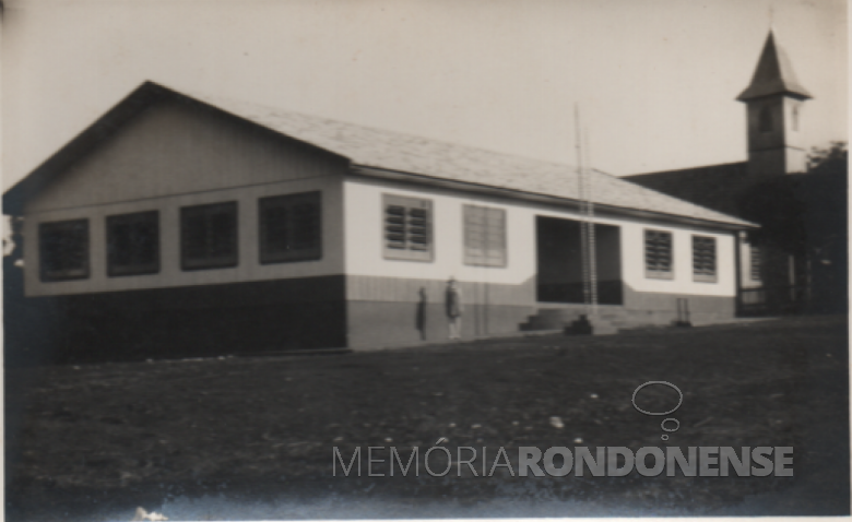 Escola Municipal  Escola Caetano Munhoz da Rocha, da então localidade rondonense de Arroio Guaçu.
Segundo Ingo Hoppe, a madeira para a construção da igreja foi adquirida da serraria de seu pai, Willibaldo Hoppe, na sede distrital de Porto Mendes.  