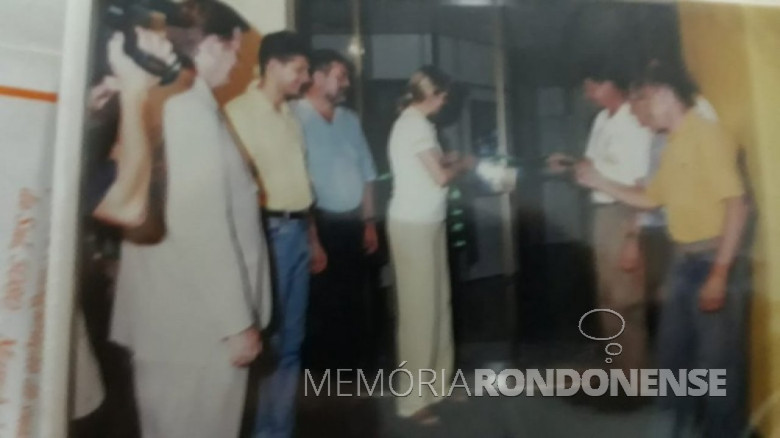 Inauguração da ampliação e melhoria da empresa em 31 de janeiro de 2003, com o descerramento da fita inaugural pelos proprietários Noemia (e) e Paulo Rempel e convidados.