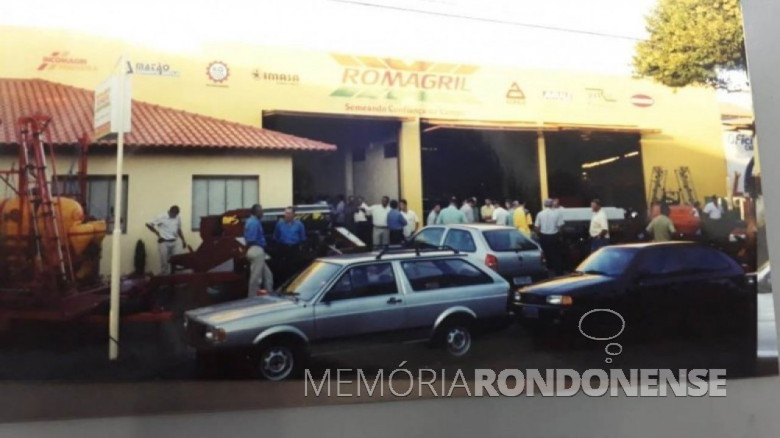 Celebração da inauguração de janeiro de 2003, com clientes e convidados.
