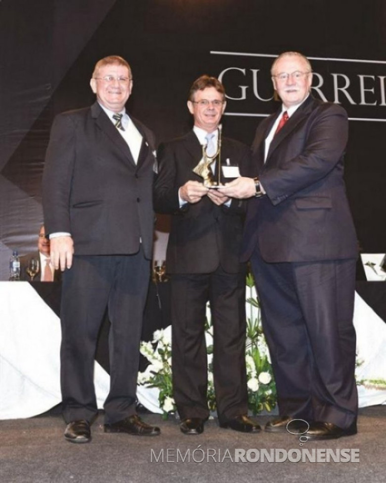 Empresário Paulo Rempel recebendo o troféu
