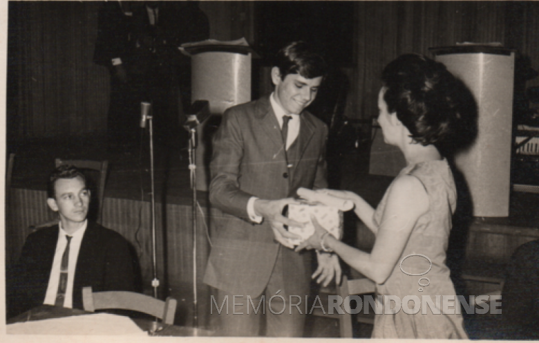 Professora Idalina Guzzoni homenageada pelo presidente da Ares, Elio Winter, pela coordenação dos Jogos da Juventude.