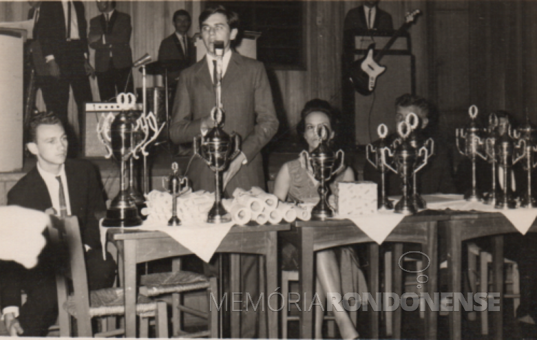 Estudante Elio Winter, presidente da Ares procedendo a abertura da solenidade de premiação. 
À sua direita, Gerarde Reuter (Jipe), tesoureiro da ARES; à esquerda, a professora Idalina Vianna Guzzoni, coordenadora do Jogos da Primavera 1969; e prefeito municipal Dealmo Selmiro Poersch.