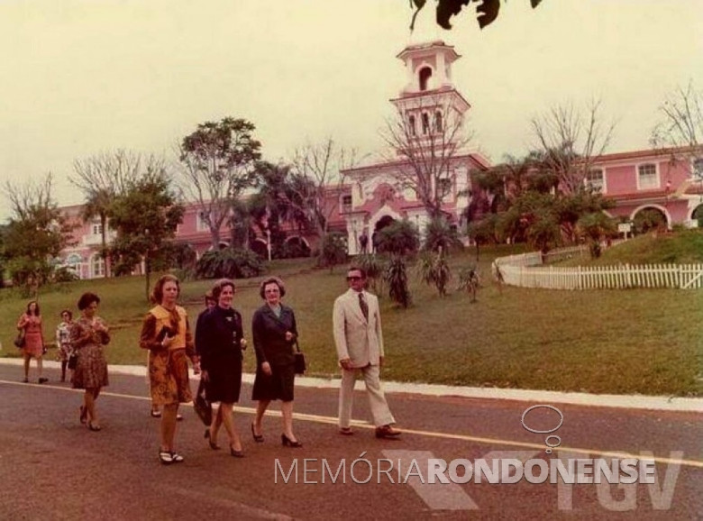 Lucy Geisel, 3ª da esquerda à direita, quando de sua visita às Cataratas do Iguaçu, entre 1974 e 1975. 
O senhor de terno é Franz Kohlenerger* na época gerente do Hotel das Cataratas.  Ao fundo, Amália Lucy (filha de Ernesto Geisel, de vestido vermelho)
* Foi um visitante austríaco que se apaixonou pelas quedas d'água do Rio Iguaçu e nunca mais voltou ao seu país (somente de visita). Permaneceu em Foz do Iguaçu, constituiu família e  também veio a falecer nas Três Fronteiras.
 Exerceu várias funções no famoso até chegar à gerência.
Imagem: Acervo Fundação Getúlio Vargas, postada por Walter Dysarcz, de Foz do Iguaçu.