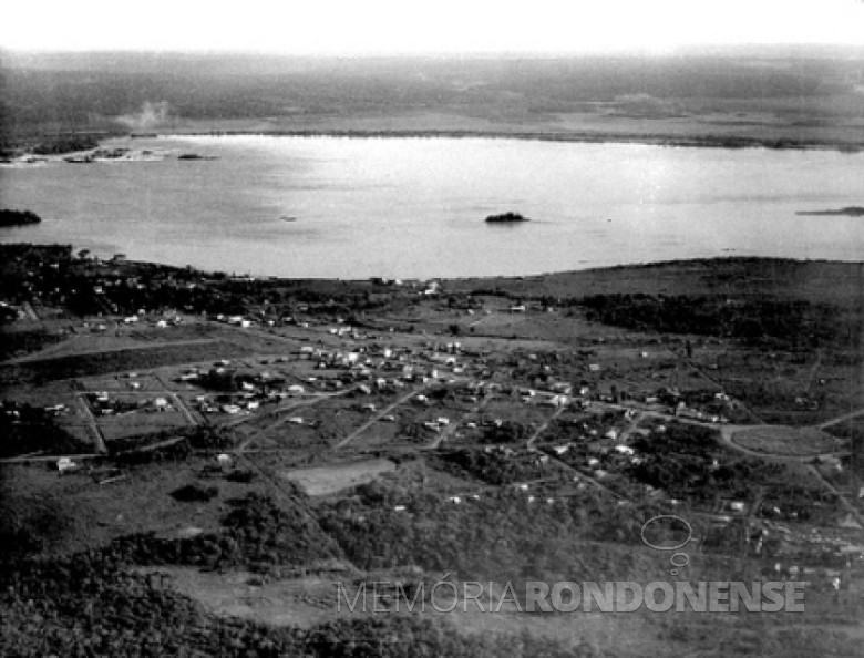 || Cidade de Guaíra na década de 1940, vendo-se ao fundo, à esquerda, às Sete Quedas.
Imagem: Acervo  Cia. Matte Larangeira. 