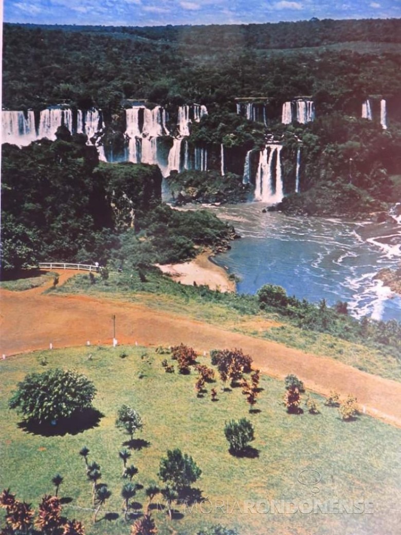 Cataratas do Iguaçu em 1970. 
Imagem: Acervo Grupo Foz do Iguaçu Cataratas Memória e Fotos Atuais. 