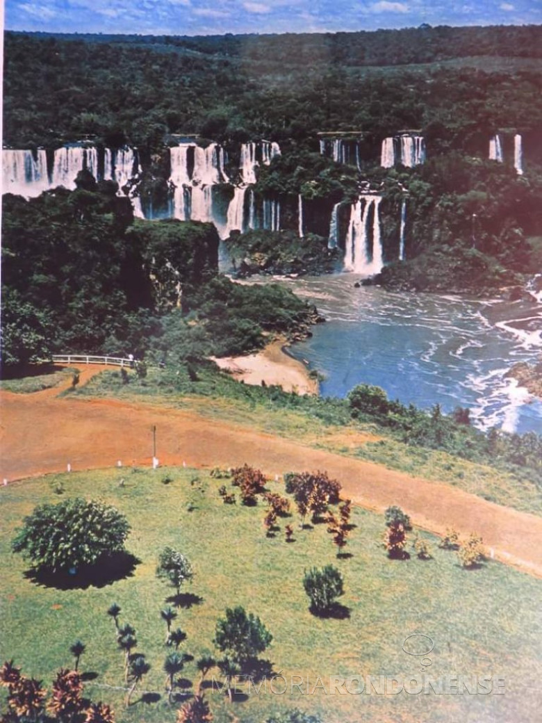Cataratas do Iguaçu em 1970. 
Imagem: Acervo Grupo Foz do Iguaçu Cataratas Memória e Fotos Atuais.