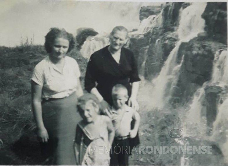 || Pioneira rondonense Zilda Pedrini Leduc com sua mãe Ernestina Pedrini e os filhos Líbera e Lincoln, em 1956.
Imagem: Acervo Líbera Leduc Wazlawick - Balneário Camboriú (SC).