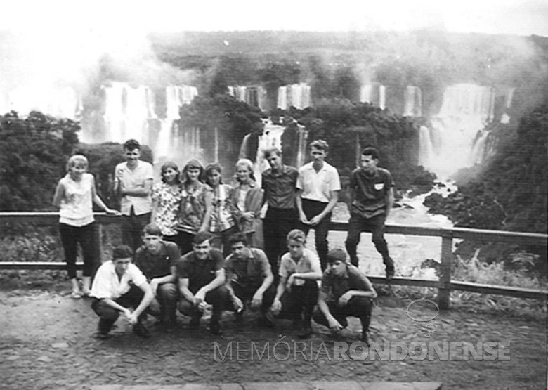 Outro momento do grupo de rondonenses (Marechal Cândido Rondon /PR) visitando às Cataratas,em 1964.
Imagem: Acervo Família Seyboth. 