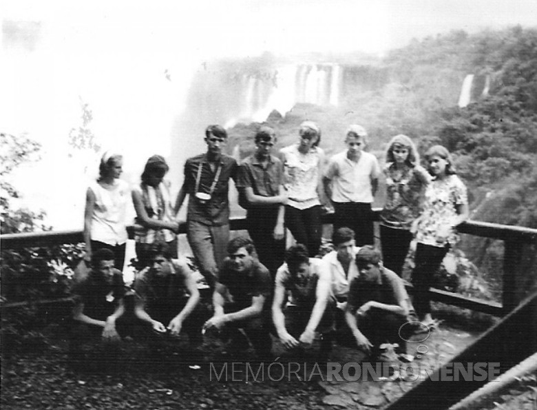 Outro instatâneo grupo de rondonenses (Marechal Cândido Rondon /PR) visitando às Cataratas, em 1964.
Imagem: Acervo Família Seyboth. 