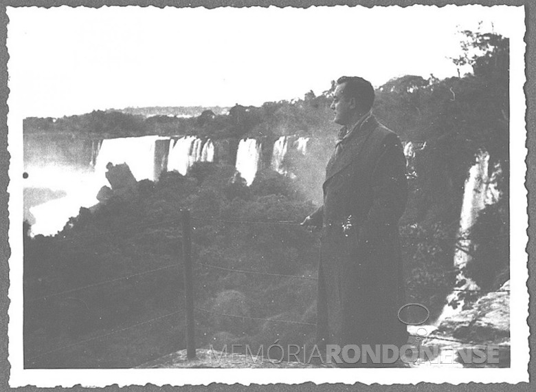 O médico rondonense Friedrich Rupprecht Seuboth em visita às Cataratas do Iguaçu, em 1953. 
Imagem: Acervo Família Seyboth (Marechal Cândido Rondon - PR).