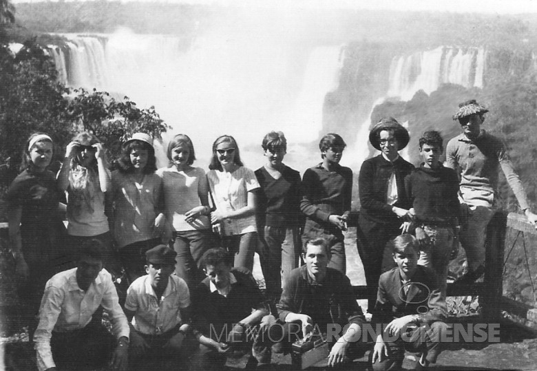 Grupo de rondonenses (Marechal Cândido Rondon /PR) visitando às Cataratas, em 1964.
Imagem: Acervo Família Seyboth.