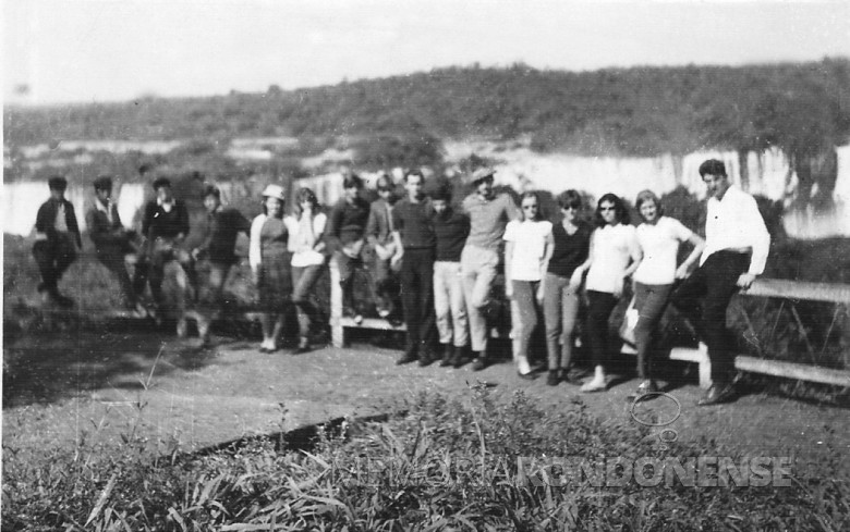 Outro instatâneo grupo de rondonenses (Marechal Cândido Rondon /PR) visitando às Cataratas, em 1964.
Imagem: Acervo Família Seyboth.