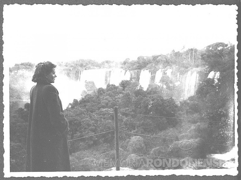 Senhora Ingrun Klagges Seyboth, esposa do médico pioneiro de Marechal Cândido Rondon (PR), em visita às Cataratas do Iguaçu, em 1953.
Imagem: Acervo da Família Seyboth (marechal Cândido Rondon - PR).