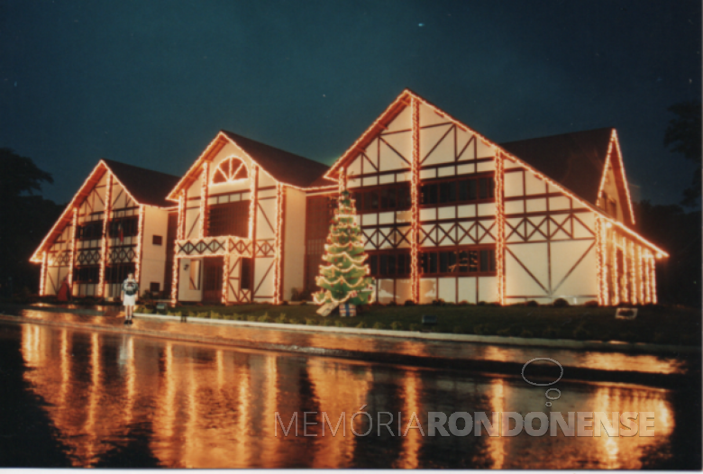 Vista noturna da Prefeitura  Municipal de Quatro Pontes , com decoração natalina.