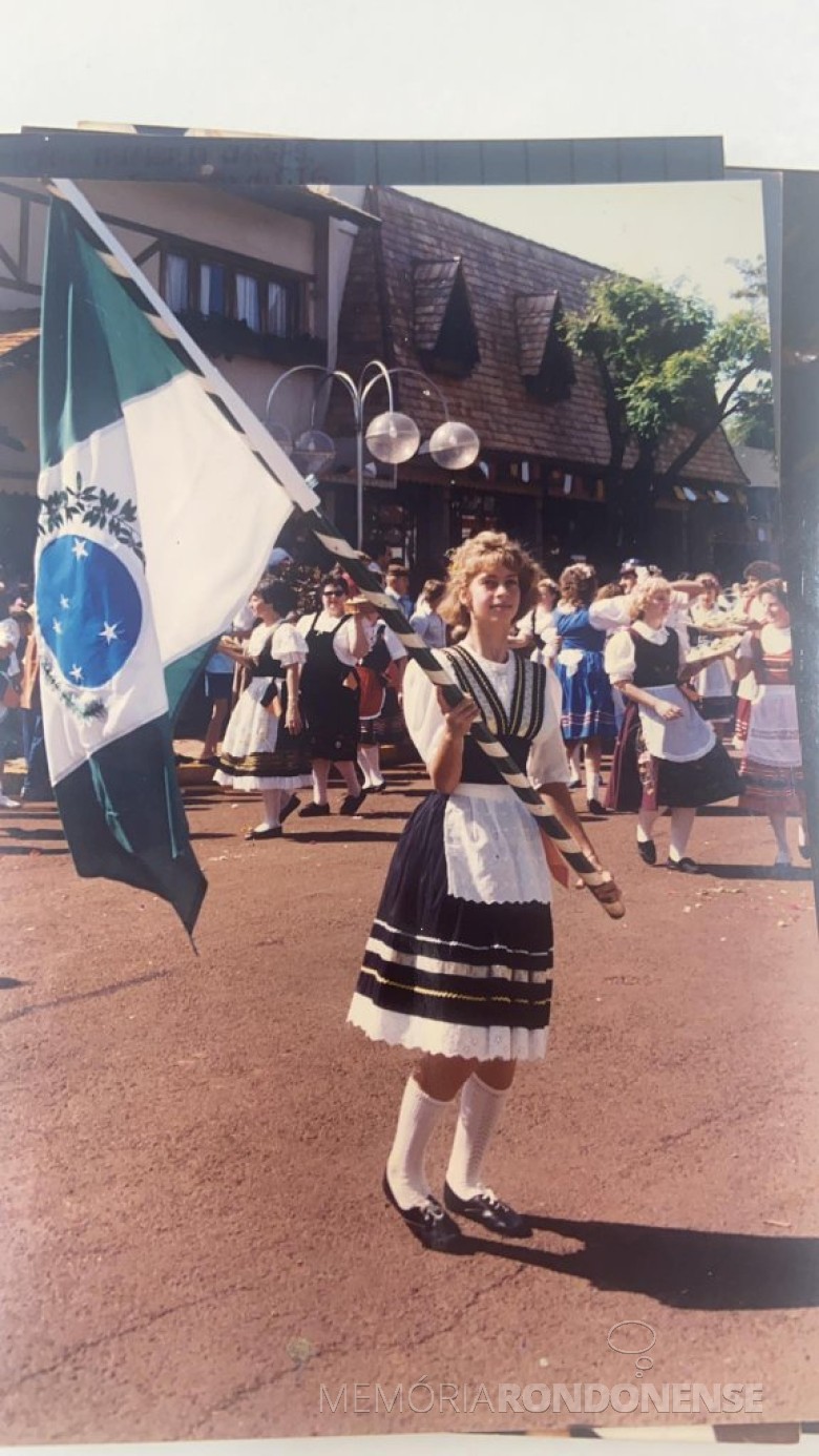 || Rondonense Vanessa Juliana Kurz porta bandeira do CTG Tertúlia do Paraná, de Marechal Cândido Rondon.
Imagem: Acervo pessoal. 