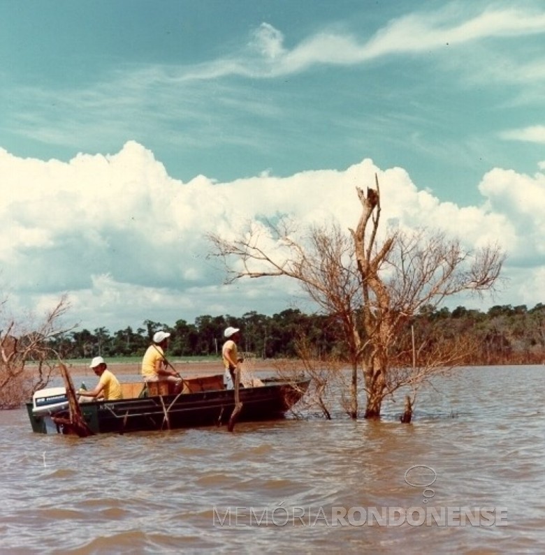 As obras da barragem da usina de itaipu terminaram no fim em outubro de 1982. O fechamento das comportas do canal de desvio, para a formação do reservatório, marcou o início da operação Mymba Kuera “pega-bicho”, em tupi-guarani). A operação salvou a vida de 36.450 animais que viviam na área a ser inundada pelo lago.
Imagem: Acervo e legenda Itaipu Binacional.