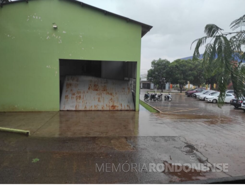 Porta  do pavilhão f do curso de Ciências Agrárias - campus Unioeste - Marechal Cândido Rondon, derrubada pelos força dos ventos. 