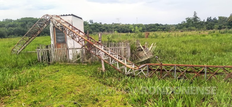 Dstruição da antena da Rádio Educadora Marechal AM, na área suburbana de Marechal Cândido Rondon.