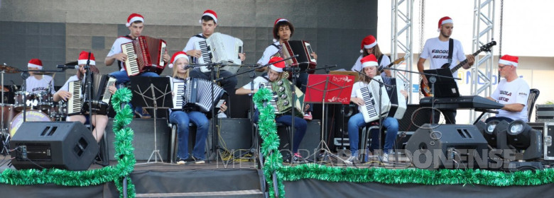 Apresentação da Orquestra de Acordeões de Marechal Cândido Rondon, na Praça do Natal, em  05 de  dezembro.