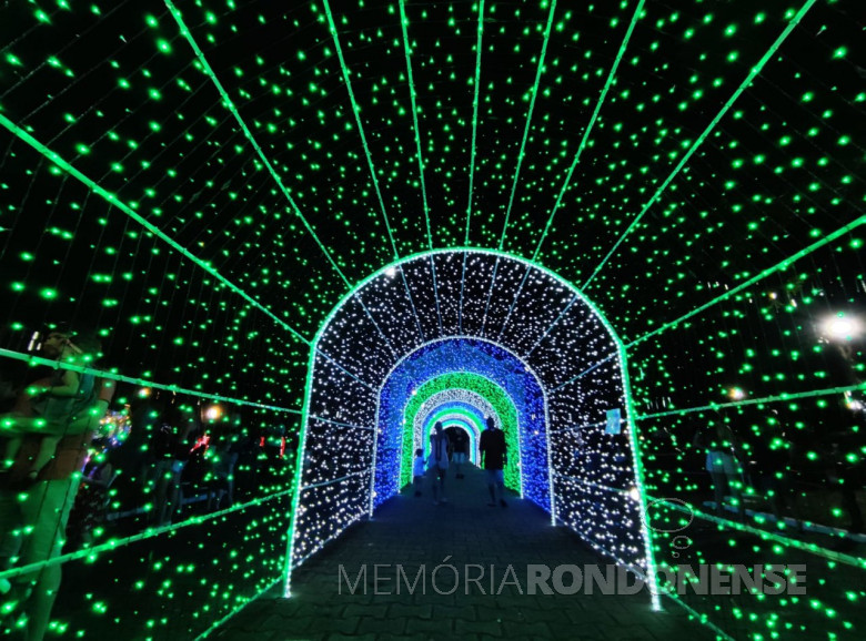 Mais um destaque da ornamentação natalina na Praça Dealmo Selmiro Poersch, em dezembro de 2021.