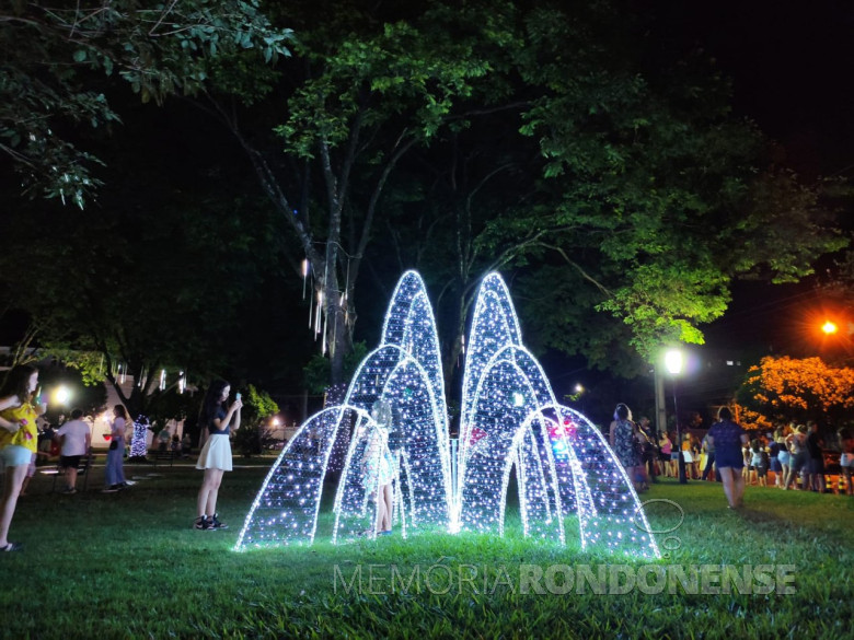 Outro detalhe da ornamentação natalina na Praça Dealmo Selmiro Poersch, em dezembro de 2021.