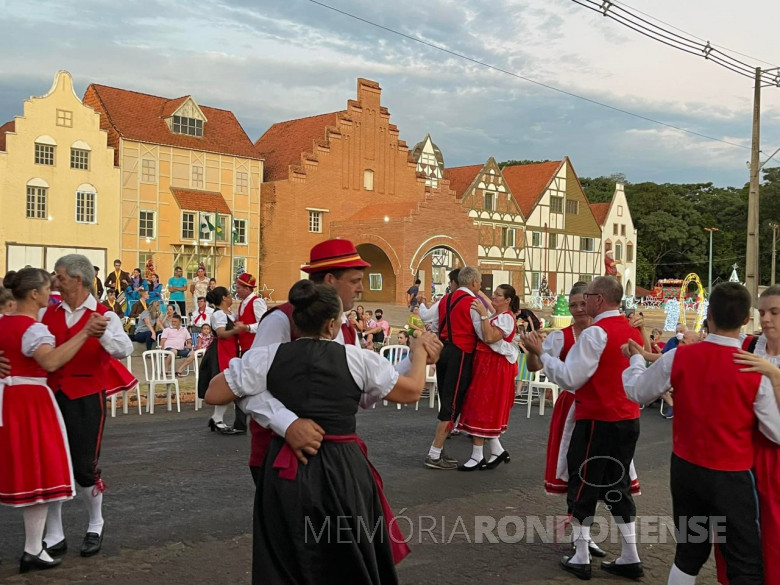 Apresentação de grupo folclórico junto ao Centro de Eventos. 