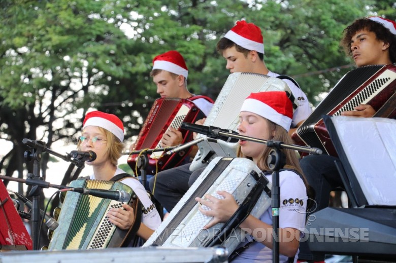 Outro destaque da apresentação da Orquestra de Acordeões de Marechal Cândido Rondon, na Praça do Natal, em 