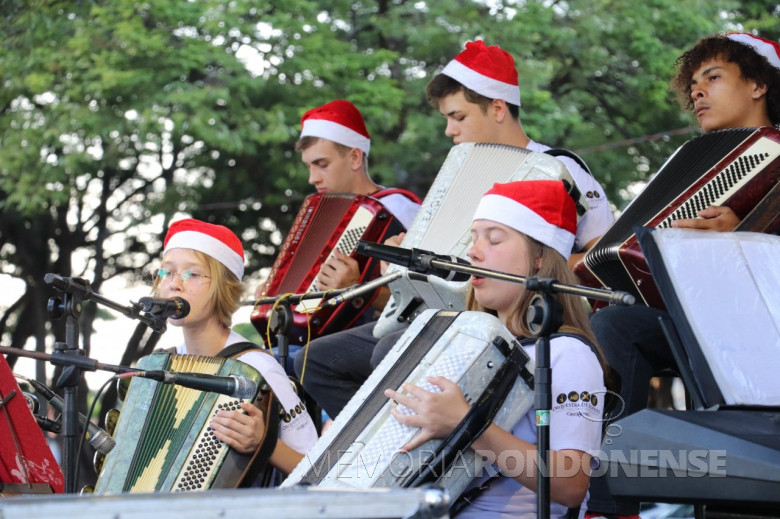 Outro destaque da apresentação da Orquestra de Acordeões de Marechal Cândido Rondon, na Praça do Natal, em