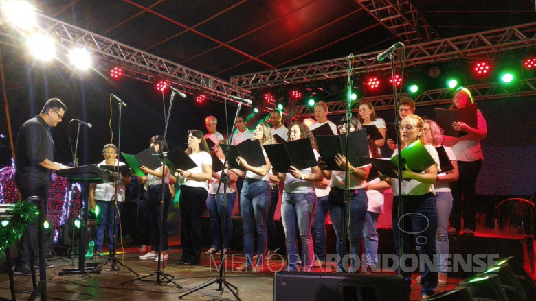 Cantata do Coral da Matriz Católica Sagrado Coração de Jesus na Praça do Ntala, em 05 de dezembro de 2021.