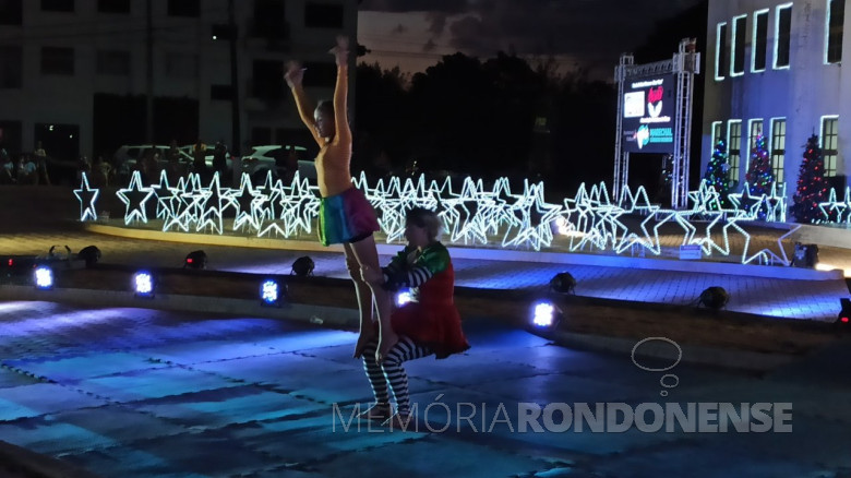 Encenação circense no palco em frente ao Centro de Eventos, em 19 de dezembro de 2021.