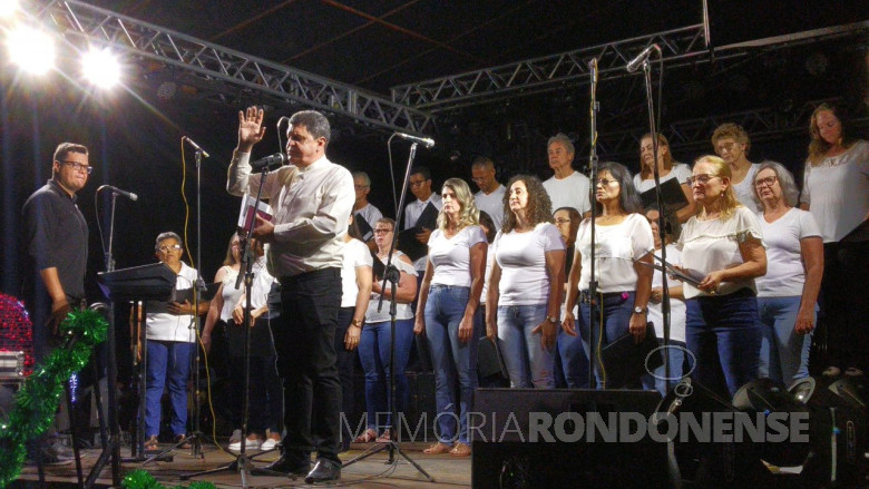 Padre Sérgio Augusto Rodrigues, pároco da Matriz Católica Sagrado Coração de Jesus, em sua alocução antes dos eventos na Praça do Natal, em 05 de dezembro. 