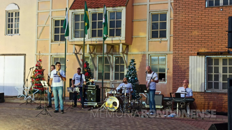 Grupo musical formando por rondonenses se apresentando no palco do Centro de Eventos, em 19 de dezembro de 2021. À direita, o músico Adelar Zastrow.