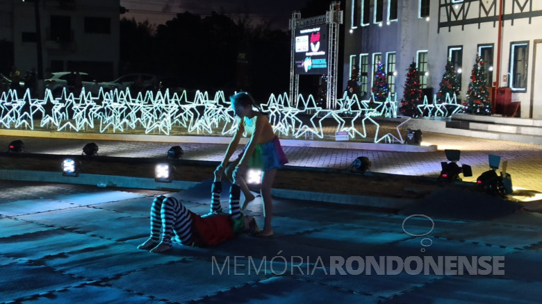 Encenação circense no palco em frente ao Centro de Eventos, em 19 de dezembro de 2021.