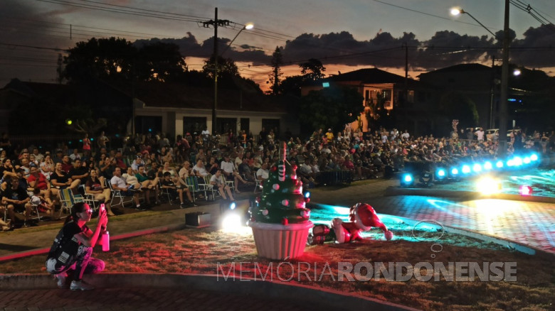 Público assistindo a programação de eventos nataliano no palco do Centro de Eventos de Marechal Cândido Rondon, em 19 de dezembro de 2021.