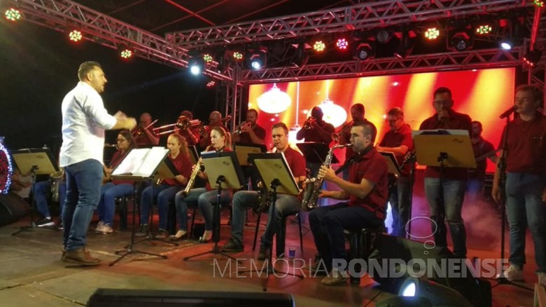 Apresentação da Orquestra de Sopros de Marechal Cândido Rondon na Praça do Natal, em 05 de dezembro de 2021.
Foi a primeira apresentação pública após as restrições sanitárias de enfrentamento do coronavírus. 