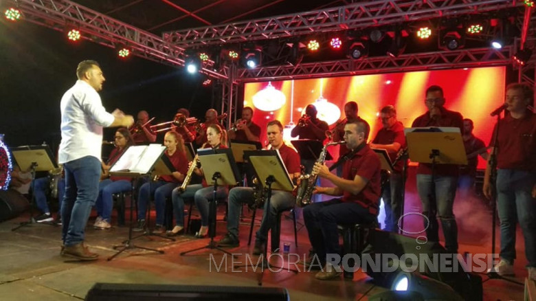 Apresentação da Orquestra de Sopros de Marechal Cândido Rondon na Praça do Natal, em 05 de dezembro de 2021.
Foi a primeira apresentação pública após as restrições sanitárias de enfrentamento do coronavírus.