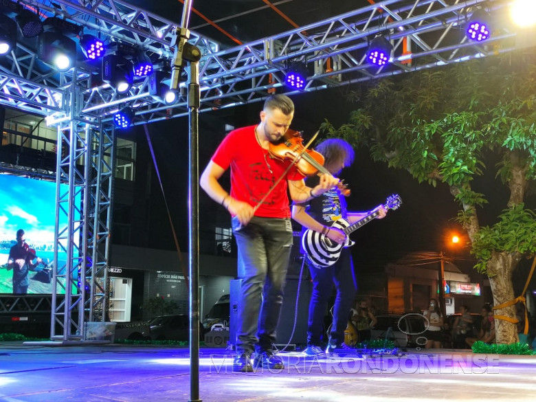 Artista catarinense Simão Elias Wolf no show de abertura da programação natalina de Marechal Cândido Rondon, em 03 de dezembro de 2021, na Praça do Natal.