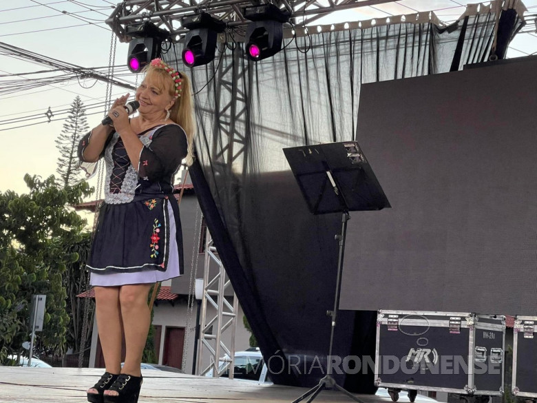 Apresentação da cantora rondonense Carmen Alice Weyand.