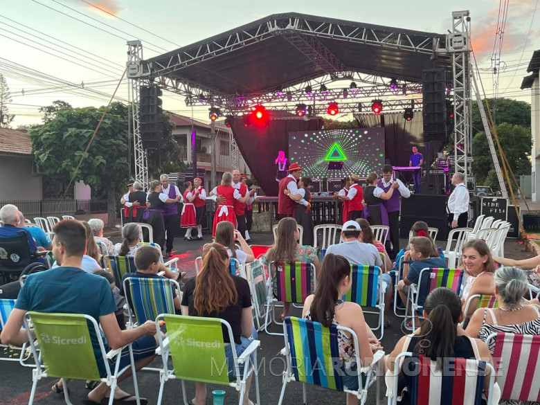 Grupo folclórico se apresentando durante o schow da artista rondonense Carmen Alice Weyanda, em 21 de dezembro de 2021. 