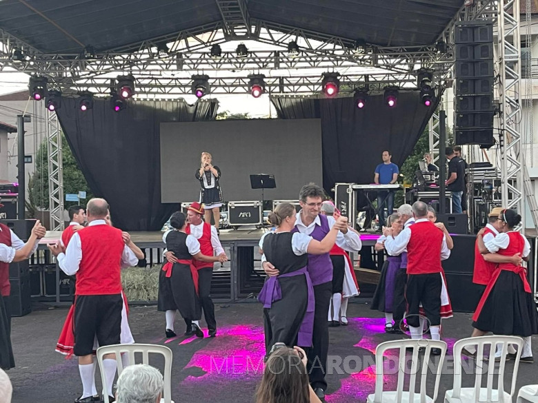 Grupo folclórico se apresentando durante o schow da artista rondonense Carmen Alice Weyanda, em 21 de dezembro de 2021.