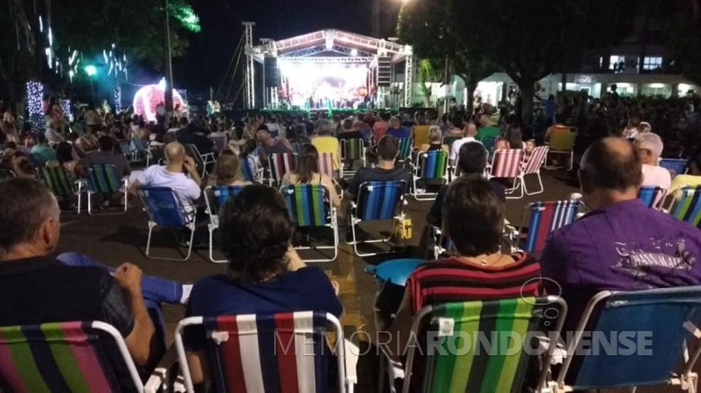 Público assistinto o show de Simão Elias Wolf na Praça do Natal, em frente a Matriz Católica Sagrado Coração, montada na Praça Dealmo Selmiro Poersch, em Marechal Cândido Rondon (PR), em 03 de dezembro de 2021.